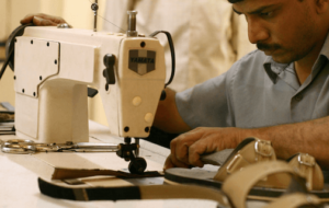 Trabajador con máquina de coser