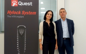 Deborah Erkoreka, directora de proyecto de Quest Biotek, y el doctor Julián Cuesta, director científico del Grupo Quest