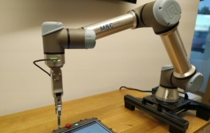 Una de las soluciones de robótica colaborativa y visión artificial de M&C Aplicaciones