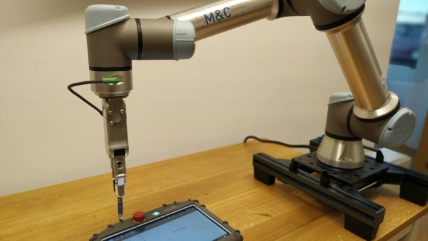 Una de las soluciones de robótica colaborativa y visión artificial de M&C Aplicaciones