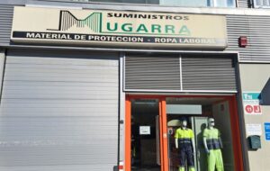 Entrada a la empresa Suministros Mugarra, en Abadiño.