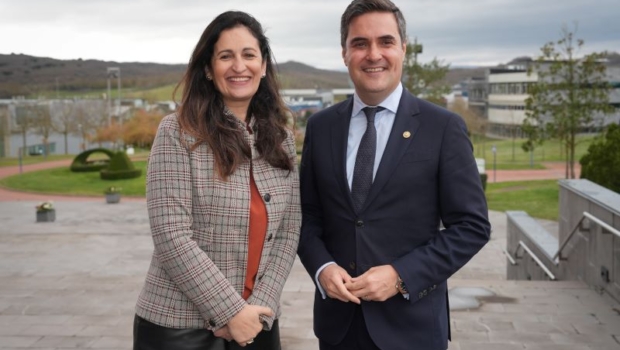 El consejero Mikel Jauregi y la vicepresidenta de PepsiCo analizan la apuesta de la empresa para convertir la planta de Etxabarri-Ibiña en la primera del mundo en ser «cero emisiones»